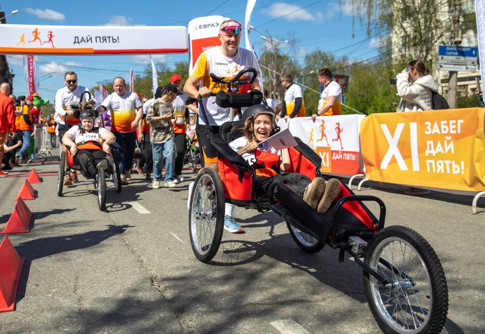 Фото - Сотни любителей спорта приняли участие в благотворительном забеге ЕВРАЗа «Дай пять!» на Урале